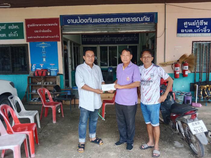นายกองค์การบริหารส่วนตำบลโนนข่า มอบทุนสนับสนุนกีฬาฟุตบอล อบต.เก่างิ้ว