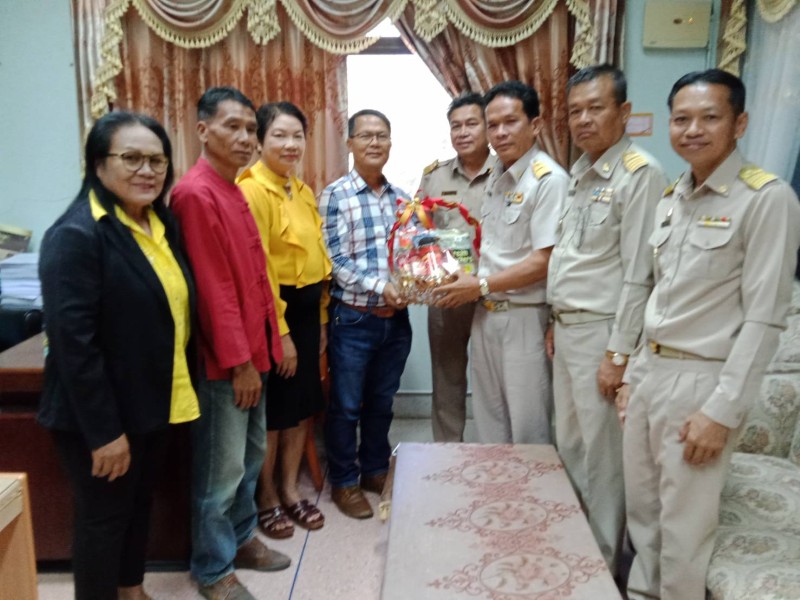 ผู้อำนวยการโรงเรียนในเขต ตำบลโนนข่า ได้มอบของขวัญสวัสดีปีใหม่ 2563