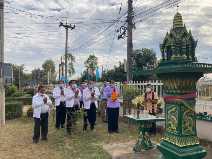 คณะผู้บริหารพร้อมทีมงานได้กราบไห้วสิ่งศักดิ์สิทธิ์ประจำองค์การบริหารส่วนตำบลโนนข่า