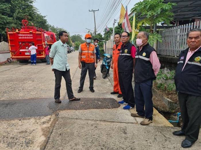 นายกองค์การบริหารส่วนตำบลโนนข่า ลงพื้นดูความเสียหายและให้กำลังใจผู้ประสบเหตุ "อัคคีภัย" 
