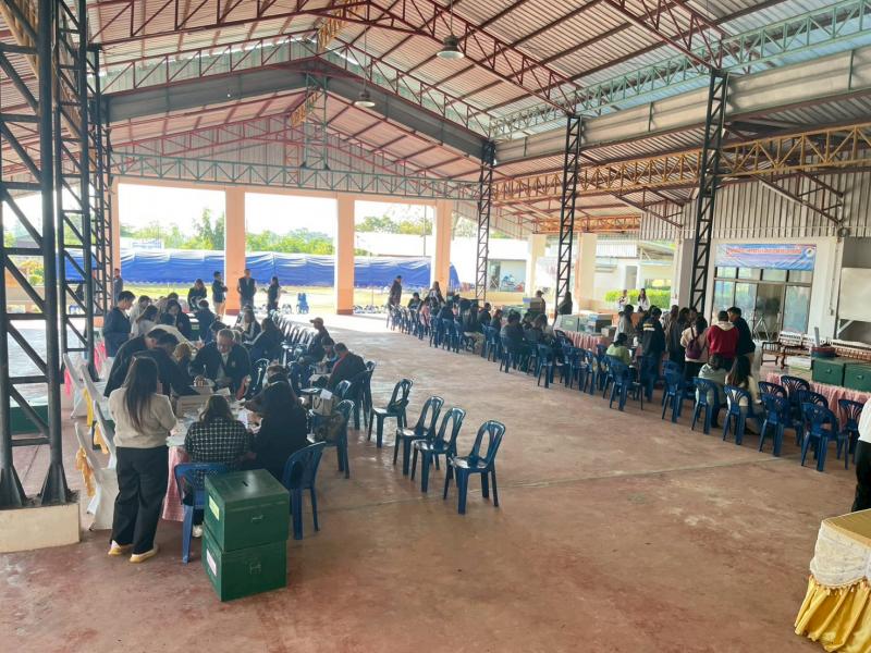 จ่ายบัตรเลือกตั้งและวัสดุอุปกรณ์การเลือกตั้งให้แก่เจ้าหน้าคณะกรรมการประจำหน่วยเลือกตั้ง และเจ้าหน้าที่รักษาความปลอดภัยประจำหน่วย