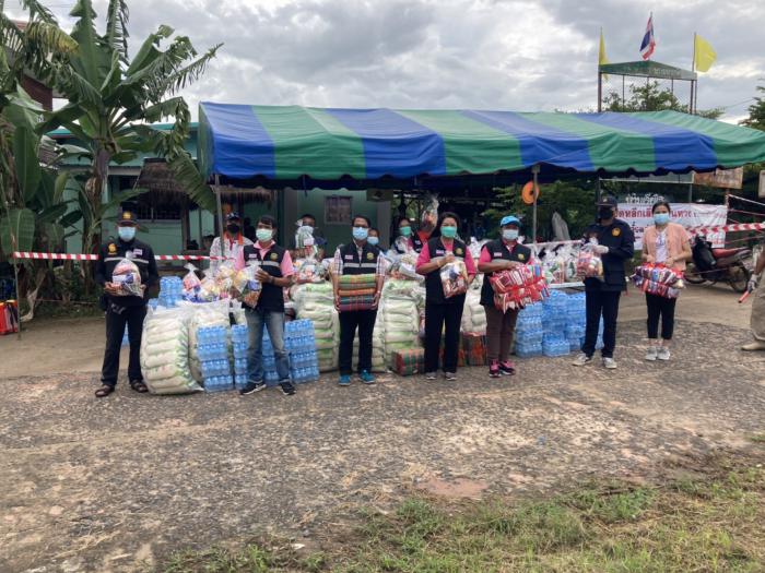 องค์การบริหารส่วนตำบลโนนข่า มอบสิ่งของอุปโภค แก่ผู้กักตัว บ้านโนนฝ้าย
