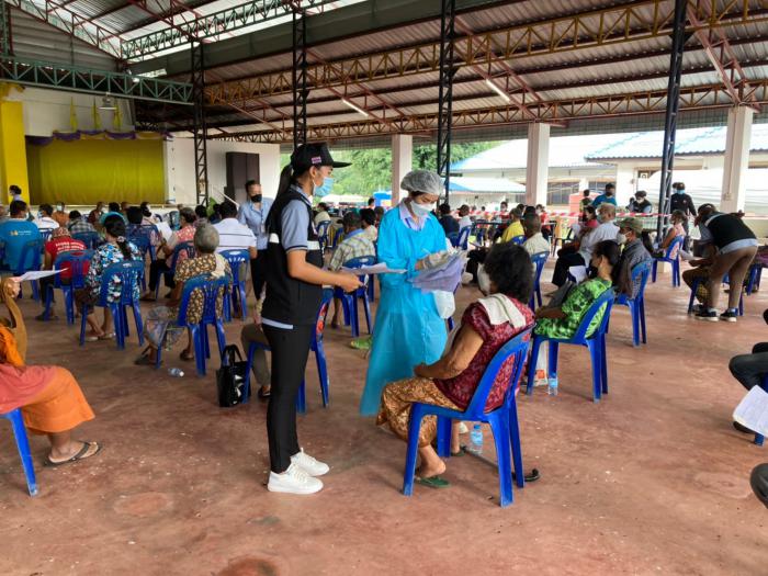 องค์การบริหารส่วนตำบลโนนข่าได้จัดเตรียมสถานที่รองรับประชาชนที่มาฉีดวัคซีน พร้อมด้วยโรงพยาบาลพล รพ.สต.โนนข่า รพ.สต.หนองมะเขือ 
