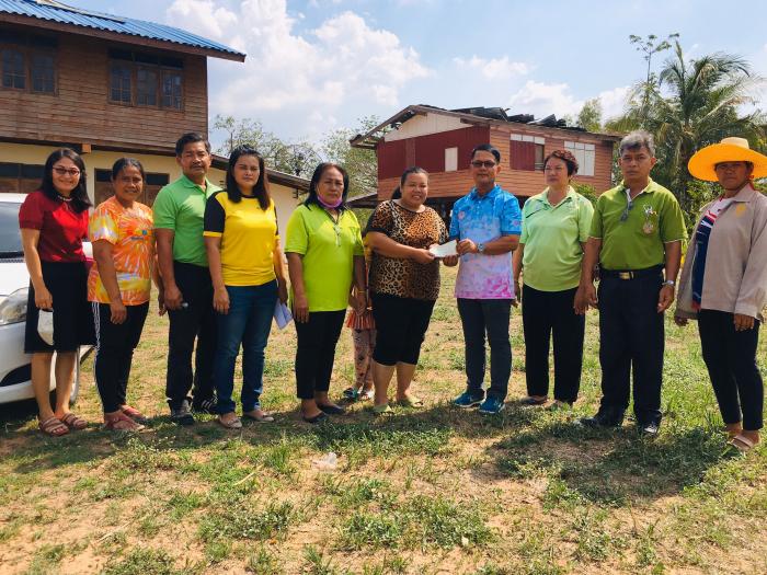 องค์การบริหารส่วนตำบลโนนข่า มอบเช็คเงินอุดหนุน แก่ผู้ประสบภัย "เหตุวาตภัย"