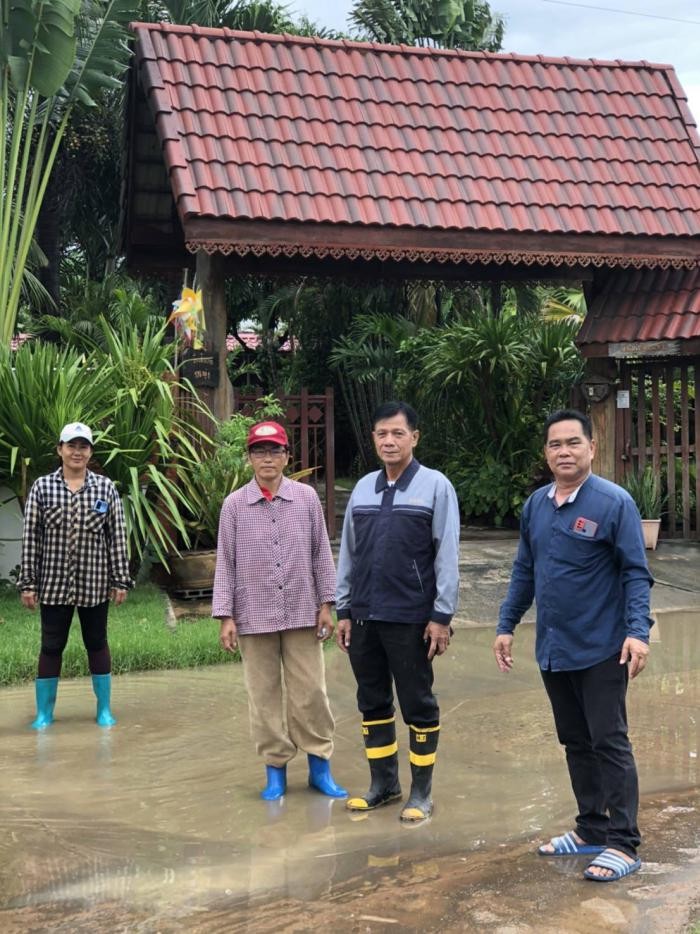 องค์การบริหารส่วนตำบลโนนข่า ออกพื้นที่  ตรวจดูปัญหาเดือดร้อนของชาวบ้านและเร่งหาวิธีแก้ไข  จากเหตุสาธารณภัย (อุทกภัย)