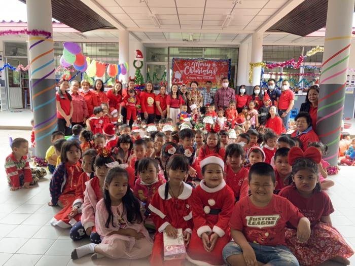คณะผู้บริหาร หัวหน้าส่วนราชการ ได้นำของรางวัลพิเศษและขนมไปแจกเด็กๆโรงเรียนองค์การบริหารส่วนตำบลโนนข่า