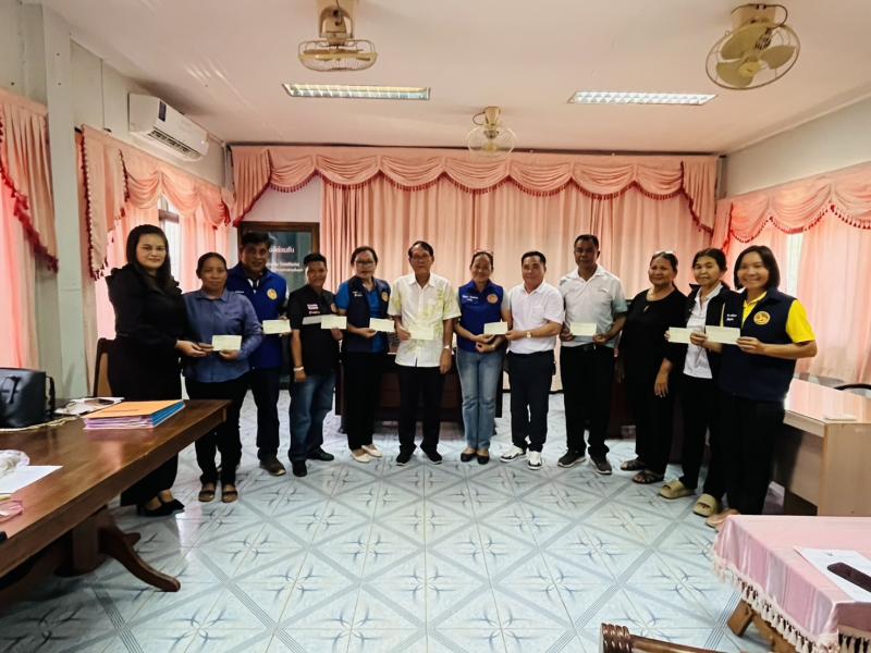 นายกองสิน  วิเศษศิลปธร นายกองค์การบริหารส่วนตำบลโนนข่า ได้มอบเงินสนับสนุนโครงการหมู่บ้านสะอาด